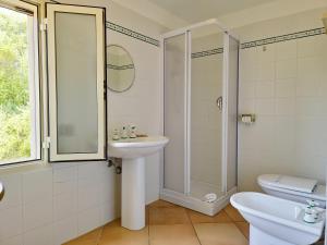 a bathroom with a sink and a shower and a toilet at Villa Scogliera - Appartamenti con veranda a circa 700 mt dalla spiaggia di Fuile e Mare in Cala Liberotto +37 photos