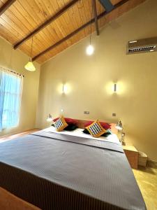 ein Schlafzimmer mit einem großen Bett in einem Zimmer in der Unterkunft Art Yala in Tissamaharama