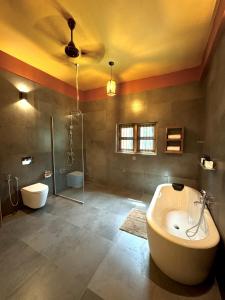uma grande casa de banho com banheira e chuveiro em Art Yala em Tissamaharama