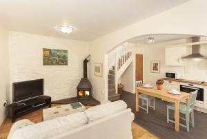 un soggiorno con un divano bianco e un tavolo di Worthy Cottage a Porlock
