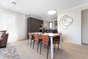 Posezení v ubytování Luxury 2BDR In The Heart Of Jerusalem