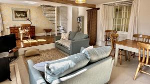 ein Wohnzimmer mit einem Sofa und einem Tisch in der Unterkunft Orchard Cottage in Charles