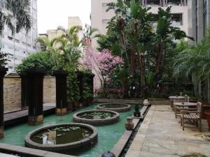 台北的住宿－山水樂會館，庭院设有4个圆形喷泉