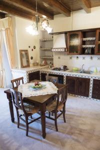 eine Küche mit einem Tisch und Stühlen im Zimmer in der Unterkunft Sabrina Suite in Milazzo