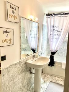 a white bathroom with a sink and a mirror at Miami in Venice in Venice +12 photos
