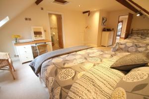 ein Schlafzimmer mit einem großen Bett in einem Zimmer in der Unterkunft Redway Lodge in Porlock