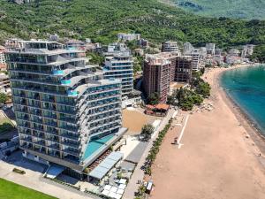 uma vista aérea da praia e dos edifícios em Hotel & Spa Ponta Plaza em Budva