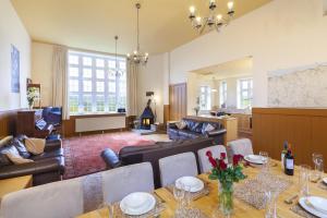 リントンにあるThe School Houseのリビングルーム(ダイニングテーブル付)、