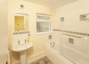 リントンにあるThe School Houseの洗面台とシャワー付きの白いバスルーム +32枚の写真