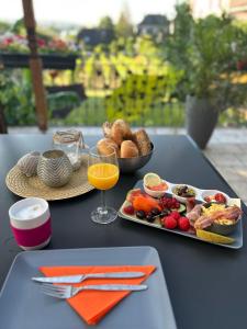 エーストリッヒ・ヴィンケルにあるBed and Breakfast - Rheingauer Hofのテーブル(一皿、オレンジジュース1杯付)