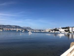 ラ・セーヌ・シュル・メールにあるStudio Bord de Mer (Wifi + Netflix)の水上のボートが乗るマリーナの景色