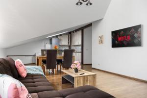 un soggiorno con un divano e un tavolo di ARI Central Grand SkyView - Family Apartment a Arad