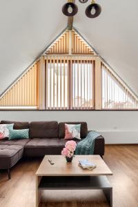 un soggiorno con un divano e un tavolo di ARI Central Grand SkyView - Family Apartment a Arad