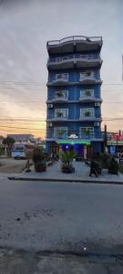 un grande condominio di fronte a un edificio di Hotel City Palace a Pokhara