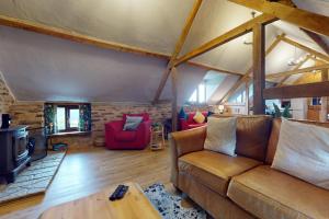 uma sala de estar com um sofá e uma mesa em Jasper Cottage Hawkridge em Dulverton