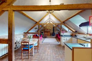 uma cozinha e sala de jantar com mesa e cadeiras em Jasper Cottage Hawkridge em Dulverton