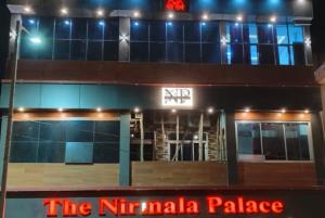 um palácio do nirvana iluminado à noite em Hotel Nirmala palace ayodhya Near Shri Ram Janmabhoomi 600m em Ayodhya
