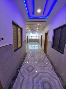 um corredor com piso em azulejo e tecto azul em Hotel Nirmala palace ayodhya Near Shri Ram Janmabhoomi 600m em Ayodhya