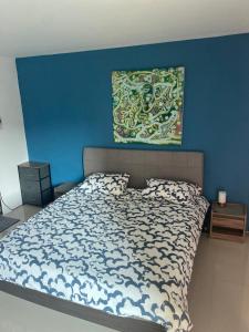 Postel nebo postele na pokoji v ubytování English owned Homestay and Yoga