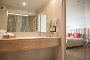 Postel nebo postele na pokoji v ubytování Hotel Szerokie Wody Sea & Sand Ustka