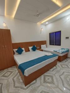 Säng eller sängar i ett rum på Hotel Nirmala palace ayodhya Near Shri Ram Janmabhoomi 600m