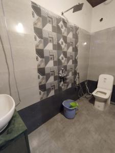 ein Bad mit einem WC und einem Waschbecken in der Unterkunft Hotel Nirmala palace ayodhya Near Shri Ram Janmabhoomi 600m in Ayodhya