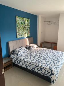 Postel nebo postele na pokoji v ubytování English owned Homestay and Yoga