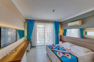 Postel nebo postele na pokoji v ubytování Marcan Resort Hotel