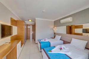 TV a/nebo společenská místnost v ubytování Marcan Resort Hotel