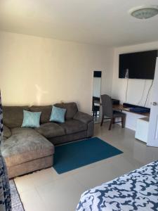 Posezení v ubytování English owned Homestay and Yoga