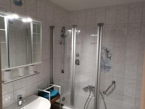 ein Bad mit einer Dusche und einem Waschbecken in der Unterkunft Ferienwohnung Rubihornblick in Oberstdorf
