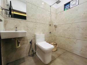 科澤科德的住宿－NIDRA INN，一间带卫生间和水槽的浴室