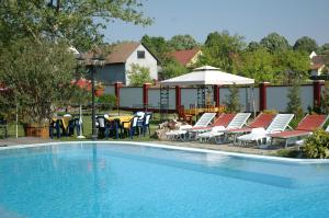 Bazén v ubytovaní Piknik Wellness Hotel alebo v jeho blízkosti