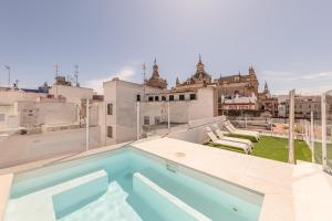 uma piscina no telhado de um edifício em Indulge Group: Downtown Cuna 1.0 em Sevilha