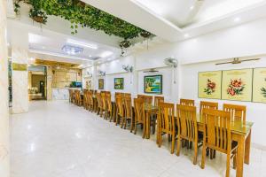 a dining room with wooden tables and chairs at Khách sạn Chinh Thuỷ in Sầm Sơn +9 photos