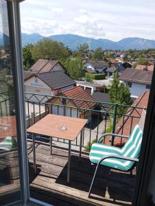 een balkon met een tafel en stoelen en uitzicht bij La Strada in Murnau am Staffelsee