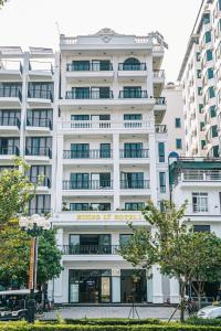 a large white building with a hotel sign on it at Hương Lý Hotel in Sầm Sơn