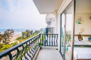 a balcony with a view of the beach at Hương Lý Hotel in Sầm Sơn