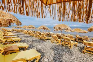 een groep stoelen en parasols op een strand bij Dreamland Oasis luxury apartment in Chakvi