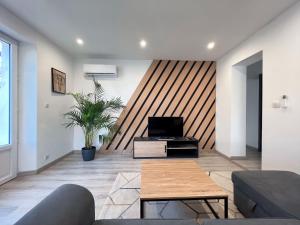 sala de estar con sofá y mesa en Le Moderna Cocooning - Climatisé, en Coulounieix-Chamiers