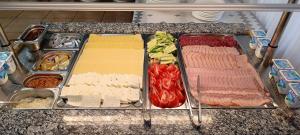 Un refrigerador lleno de muchos tipos diferentes de alimentos en Pensiunea La Sorin, en Murighiol 52 fotos más