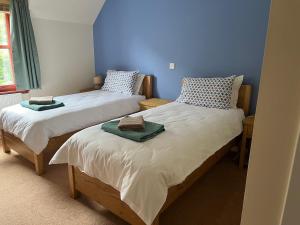 Postel nebo postele na pokoji v ubytování Lochailort Inn