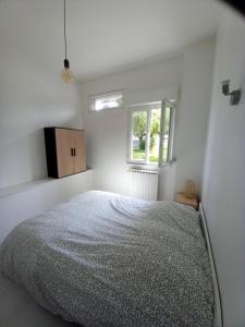 a white bedroom with a bed and a window at Aix-les-bains centre, 2 ch, 4 pers, climatisé in Aix-les-Bains