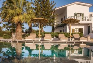 The swimming pool at or close to DIEVANDI SEAVIEW VILLA