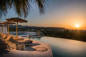 The swimming pool at or close to DIEVANDI SEAVIEW VILLA