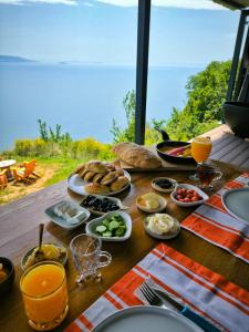 una mesa con comida y vistas al océano en Carpe Diem (Tina), en Şarköy