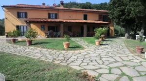 ein Haus mit einem Steinweg davor in der Unterkunft Ferienhaus in Monsummano Terme mit Privatem Pool in Montevettolini