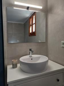 A bathroom at Villa Mitsa with stunning view on the Argassi hill Még 17 kép