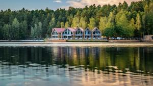 a house on the shore of a body of water at PRZYSTAŃ WYGONIN knéżka i wino in Wygonin