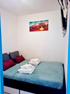 Una habitación con una cama con toallas. en appartement vue mer pour 4 personnes accès direct plage wifi haut débit gratuit en Le Barcarès